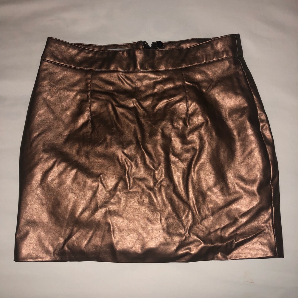 Cute gold skirt!